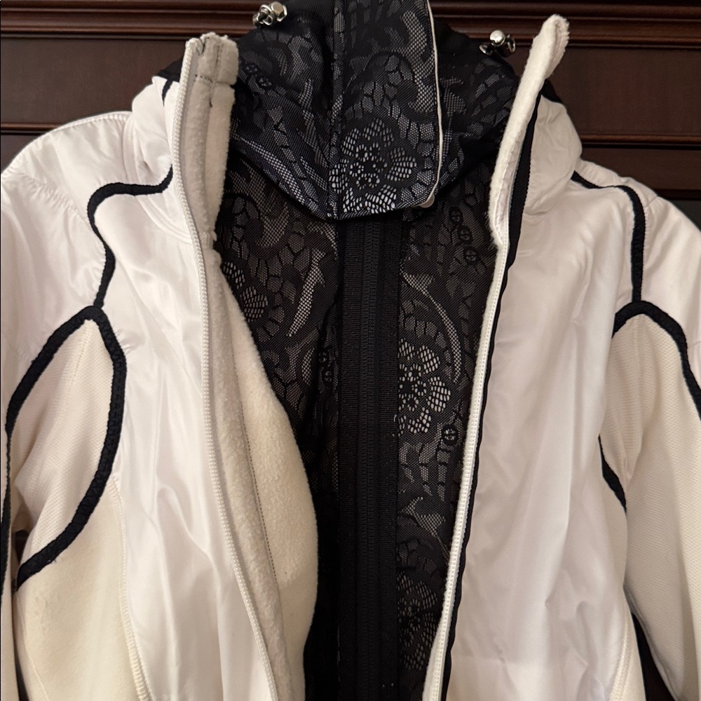 Luluemon Women's Cream Jacket with Black Accents - Picture 2 of 5